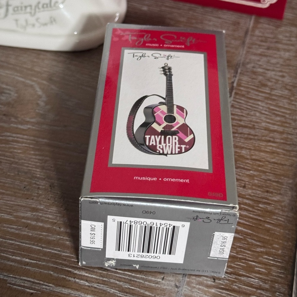 Taylor Swift RED Musical Guitar Vintage Christmas Ornament NEW - Picture 2 of 5